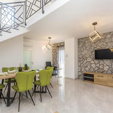 Front In Krk Apartament *